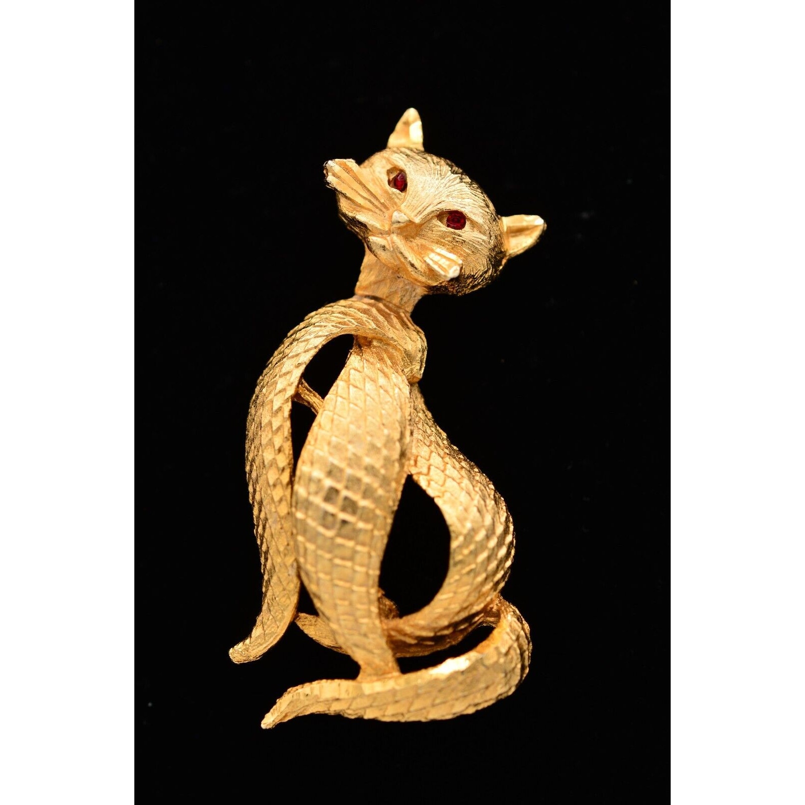 Bsk Vintage Cat Pin Brooch Brushed Gold Textured Red Rhinestone Signed 60s Binap 30$